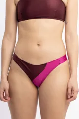Bombacha de bikini vedetina con lycra doblada en los costados, color fucsia y borgoña.