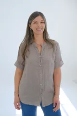 Camisa color visón de lino con cuello mao, mangas cortas con dobladillo y cierre frontal con botones.
