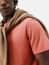 Camiseta básica de manga corta, cuello redondo y calce regular, color rojo jaspeado.