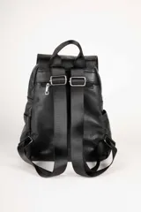 Mochila negra de símil cuero con dos flecos con terminación de cuentas plateadas. Tiene tres reparticiones con bolsillos internos adicionales y dos bolsillos más en los laterales. Con un asa fija en la parte superior y dos regulables en cinta en la espalda y otro bolsillo también en la parte trasera.