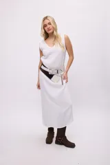 Vestido negro de algodón con escote en V y corte irregular en el ruedo.