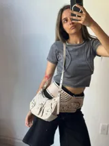 Remera gris de corte crop con cuello redondo y detalle de costuras a la vista.