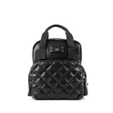 Mochila negra de cuero sintético con diseño acolchado en la parte inferior. Tiene un asa de mano, correas regulables, cierre principal y tres bolsillos externos con cierre. El interior está forrado y cuenta con un bolsillo con cierre y dos bolsillos abiertos.