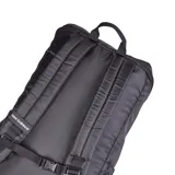 Mochila New Balance negra, modelo Top Loader, con logo blanco estampado en el frente. Cuenta con un bolsillo frontal con hebilla, bolsillos laterales y cierre superior con cordón ajustable.