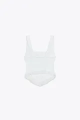 Top blanco de breteles con escote recto y volantes.