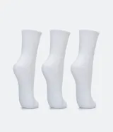 Kit de tres pares de medias deportivas blancas de caña media con suela de toalla.