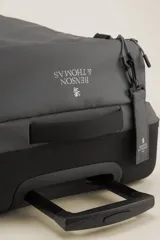 Valija gris con ruedas, manija extensible y correas de ajuste externas.