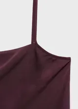 Top de satén color borgoña con tirantes finos y escote cuadrado.