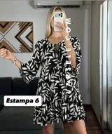 Vestido corto color verde oliva con estampado de hojas en blanco y negro, escote con lazo ajustable y mangas 3/4 acampanadas.