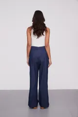 Pantalón amplio de algodón color azul claro, con corte alto y diseño relajado.