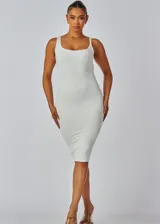 Vestido midi blanco ajustado al cuerpo, con escote cuadrado y breteles anchos.