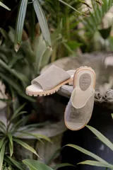 Sandalias marrones de cuero con suela track.