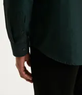 Camisa blanca de algodón, manga larga con botonadura frontal y cuello camisero.