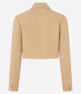 Blazer cropped color beige, de crepé, con cuello con solapa, bolsillo incorporado, botón forrado en el puño y manga larga.