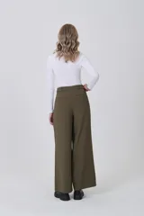 Pantalón negro de poliéster, de corte recto y tiro alto, con pinzas frontales y cierre de botón.