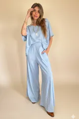 Conjunto celeste de lino compuesto por un remerón de mangas cortas y un pantalón palazzo con cintura elastizada.