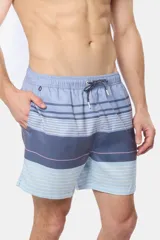 Short de baño celeste con rayas horizontales en tonos de azul y verde.