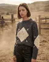 Buzo de lana merino tejido a mano, color gris oscuro con rombos grandes en color crema y detalles de flecos.