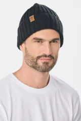Gorro de punto grueso en color negro, diseñado para brindar calidez y estilo.