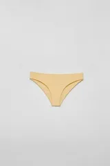 Bombacha de bikini amarilla con textura acanalada.