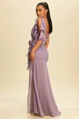 Vestido largo de fiesta color borgoña, con escote en V, mangas con volados, talle drapeado con flor decorativa y falda con abertura lateral.