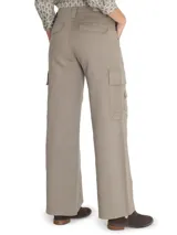 Pantalón de cargo color beige, de corte recto y tiro alto, con bolsillos laterales tipo carpintero y cierre con botón y cremallera.