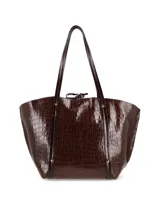 Cartera shopper grande de cuero marrón con textura tipo cocodrilo, doble asa de hombro y cierre superior con lazo.