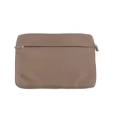Funda para notebook color marrón topo, con cierre superior y bolsillo externo con cierre. Tiene el logo 'XL' estampado en la parte frontal.