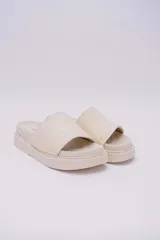 Sandalias rojas de plataforma, veganas y amigables con el medio ambiente. Hechas con Piñatex, textil que busca suplantar el cuero animal, hecho a partir de las hojas del ananá.