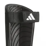 Canilleras de fútbol Adidas Tiro negras con detalles dorados y logo de la marca en blanco. Incluyen bandas elásticas ajustables con velcro.