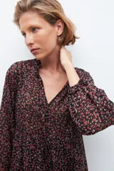 Vestido midi negro con estampado floral, de manga larga y escote en V.