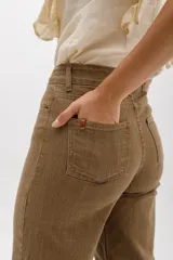 Pantalón jean wide leg de tiro alto, color azul denim, con ruedo desflecado y bolsillos delanteros y traseros.