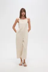 Mono de viscosa color verde oliva, con breteles anchos, corte holgado, cierre lateral y cuello recto. Diseño a rayas verticales.