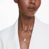 Colgante con cadena plateada y cuatro aros colgantes: dos aros plateados con incrustaciones de circonitas blancas, un aro dorado liso y un aro plateado con circonitas blancas de talla cuadrada.