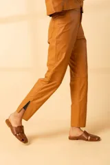 Pantalón de cuero color dulce de leche, de corte recto y tiro alto.