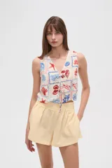 Musculosa estampada con motivos marinos en tonos azul y rojo, con escote en V y lazo ajustable.