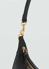 Bolso tipo baguette color borgoña, con asa de hombro extraíble y regulable, cierre de cremallera y forro interior.