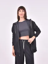Hoodie negro con cierre frontal y cordones blancos.