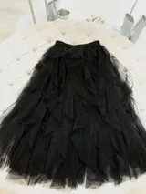 Falda larga de tul color negro, con capas y cintura elastizada.
