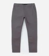 Pantalón de vestir marrón, de corte skinny, con bolsillos laterales y traseros. Se ajusta a la cintura con cinturón de cuero marrón.