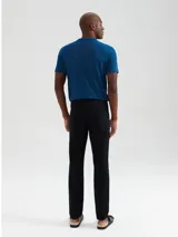 Pantalón negro de corte recto, con tiro medio y bolsillos delanteros y traseros.