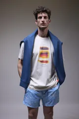 Remera color crema de algodón con estampa difuminada en tonos naranja y negro.