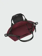 Bolso tipo tote pequeño Longchamp modelo Le Pliage Energy S, color borgoña, con asas superiores y correa ajustable para hombro/cruzado en negro. La solapa y las asas son de cuero negro texturizado.