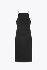 Vestido midi negro de tirantes finos, con cuello halter, detalle de drapeado y cierre con cremallera oculta.