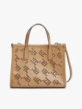Cartera tote color beige con diseño calado del monograma TH en relieve. Tiene doble asa corta y correa larga extraíble. Incluye cierre magnético y detalles metálicos dorados.