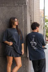 Remera unisex negra con estampa frontal y corte holgado.