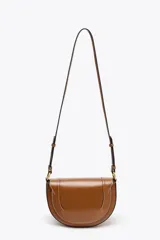 Bolso de hombro ovalado color negro, con asa de doble tira redonda con detalles metalizados dorados. Cierre imantado. Asa de bandolera extraíble con tejido a contraste. Bolso interior con cierre mediante cremallera metálica.