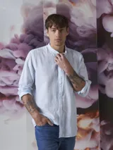 Camisa blanca de lino y algodón con cuello mao y manga larga.