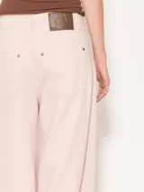 Pantalón ancho color rosa, confeccionado en algodón, con cinco bolsillos y largo al tobillo.