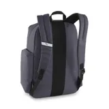 Mochila Puma Deck color gris oscuro con logo Puma estampado en blanco. Tiene dos correas frontales negras con hebillas, bolsillo lateral y superior con cierre.